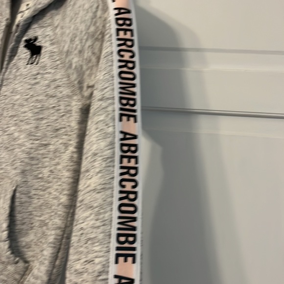 EUC- Girls Abercrombie and Fitch zip up sweatshirt, size 9-10 - Picture 6 of 8